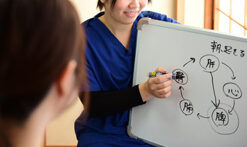 腰痛の施術後の確認をしている様子