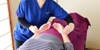 鍼灸師が手首の脈を診て、体質や体調を確認している様子