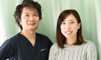 頭痛でお悩みだった30代女性患者さんの写真。鍼と灸のふくだでの施術後、安心した笑顔を見せている様子。