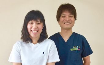 生理前の頭痛に悩んでいた女性患者さんの写真。施術を重ね、穏やかな表情でリラックスしている様子。