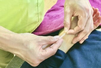 刺さない鍼・鍉鍼（ていしん）で手首に施術を行う様子